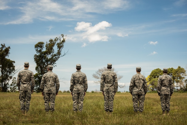 Grupo de soldados militares na fila