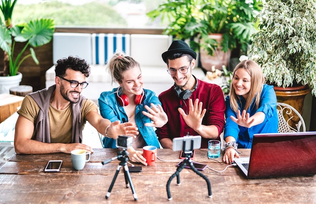 Grupo de startups de jovens amigos se divertindo na plataforma de streaming com webcam - Foco nas faces centrais