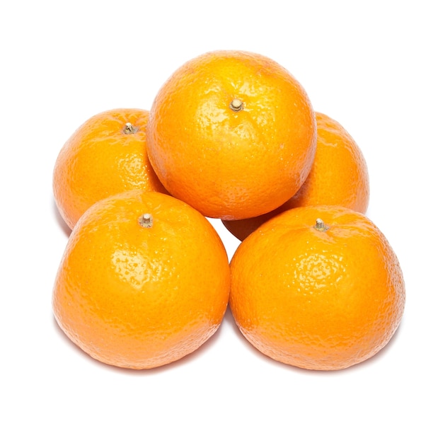 Grupo de tangerinas laranja isoladas em branco.