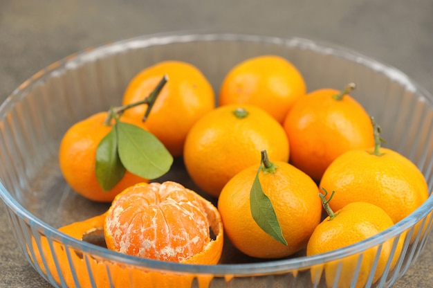 Grupo de tangerinas tangerina inteira com folhas e tangerina descascada