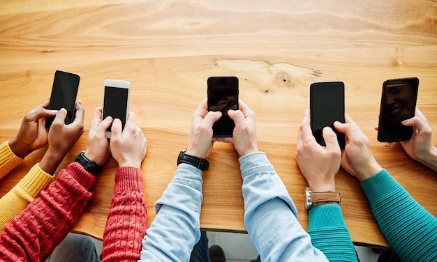 Foto grupo de telemóvel mão smartphone comunicação texto em célula