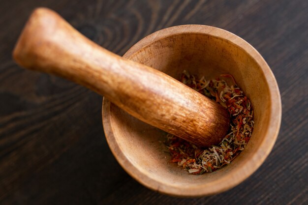 Grupo de tigelas com socador de madeira, vidro com grãos de café e pó de dióxido de titânio e outros ingredientes para fazer sabão