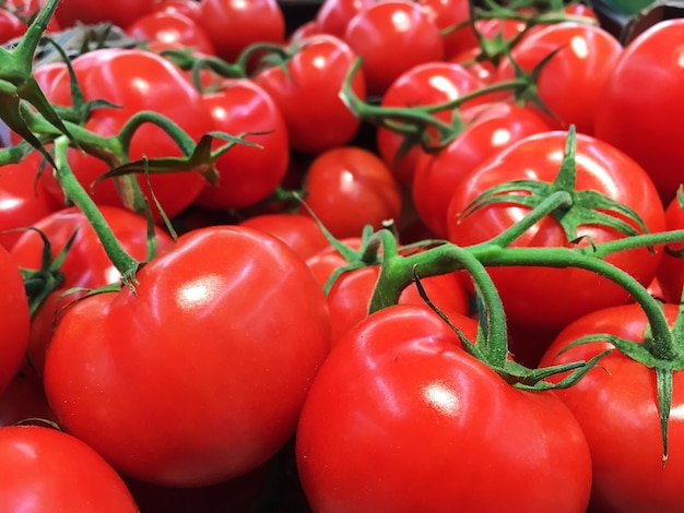 Grupo de tomates cereja frescos em closeup