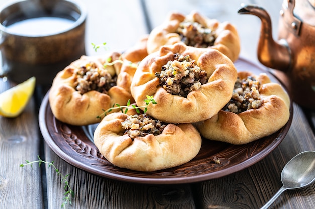 Grupo de tortas individuais com carne e batata. Tortas tradicionais tártaras.