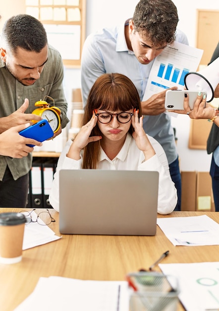 Grupo de trabalhadores de negócios gritando para parceiro estressado no escritório