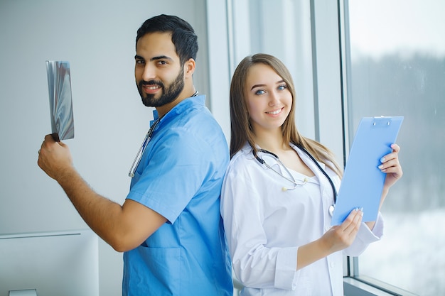 Grupo de trabalhadores médicos trabalhando juntos no hospital