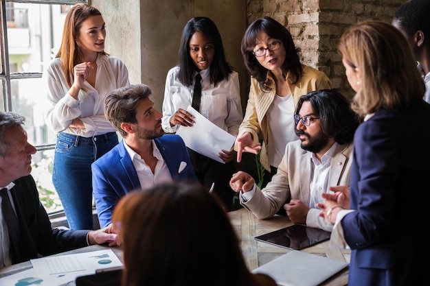 Grupo de trabalhadores reunidos para tomar decisões sobre a empresa