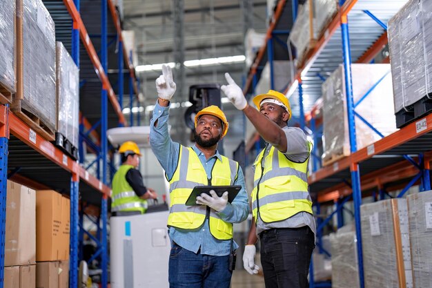 Grupo de trabalhadores trabalhando no armazém