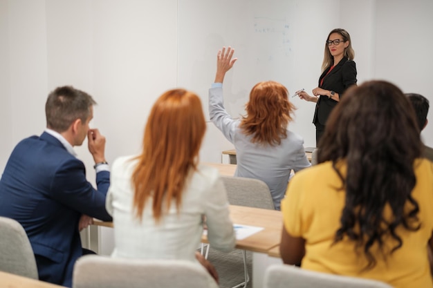 Grupo de trabalho a receber uma aula de reciclagem para melhorar as competências da equipa