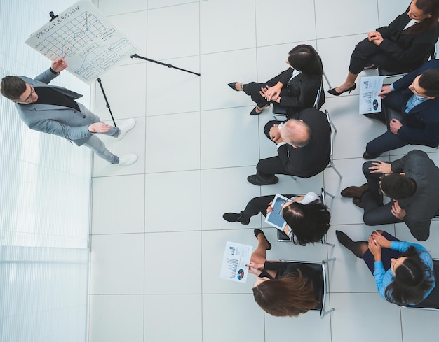 Grupo de trabalho discutindo questões de trabalho na reunião