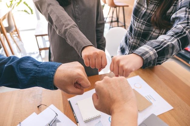 Grupo de trabalho em equipe de negócios une suas mãos com poder e conceito de sucesso