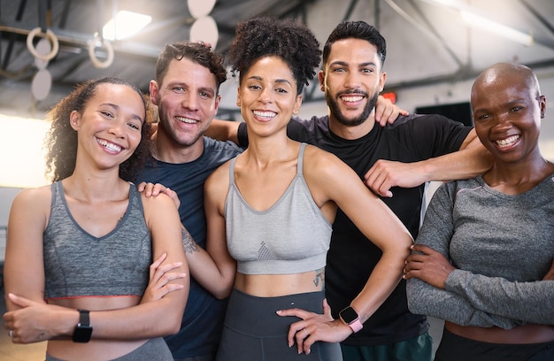 Grupo de treino em equipe fitness ou pessoas em um retrato feliz para um bom exercício de treinamento ou sessão de aula de ginástica Diversos amigos de esportes, homens e mulheres, enfrentam juntos para saúde, bem-estar e força corporal