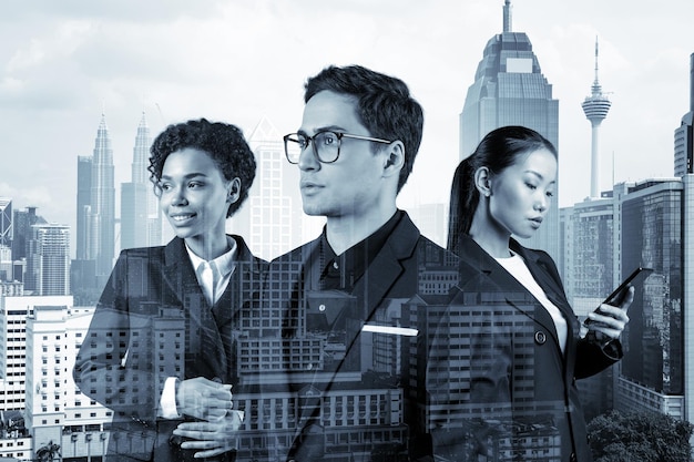 Grupo de três colegas de negócios de terno trabalhando e sonhando com novas oportunidades de carreira após a graduação do MBA Conceito de equipe corporativa multinacional Kuala Lumpur Dupla exposição