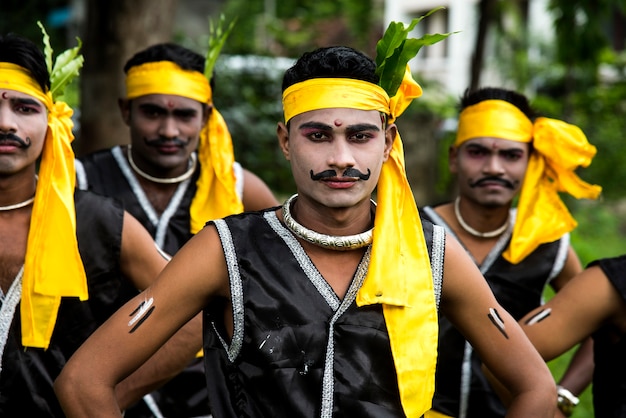 Grupo de tribos Gondi celebrando o Dia Mundial da Tribo com Dança Folclórica