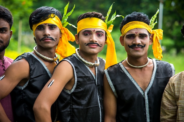 Grupo de tribos Gondi celebrando o Dia Mundial da Tribo com Dança Folclórica