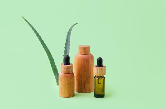 Grupo de tubos de cosméticos de madeira com aloe vera no fundoConceito cosmético orgânico