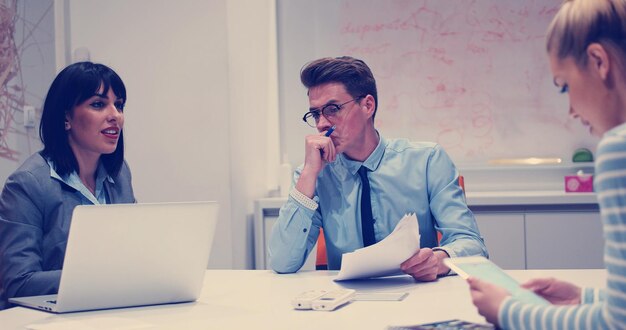 Foto grupo, de, um, jovem, pessoas negócio, discutir, plano negócio, em, modernos, startup, edifício escritório