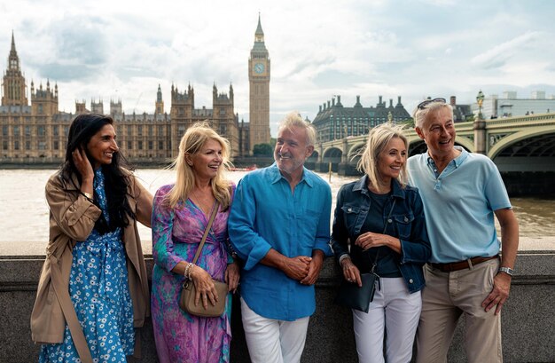 Foto grupo de velhos amigos passando tempo juntos nas principais partes de londres visitando a área de westminster e st james park reunião de velhos amigos conceito sobre terceira idade e antiguidade