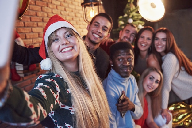 Grupo de velhos amigos se comunica e faz uma foto de selfie. Ano novo está chegando. Celebre o ano novo em um ambiente acolhedor