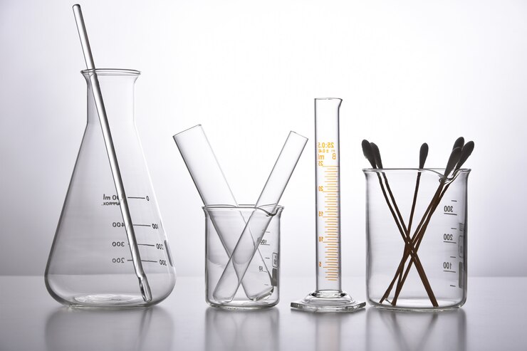Foto grupo de vidraria de laboratório científico com solução líquida clara, conceito de pesquisa e desenvolvimento de ciência.