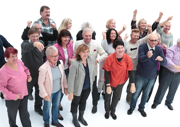 Foto grupo de vista superior de idosos felizes em pé com as mãos para cima