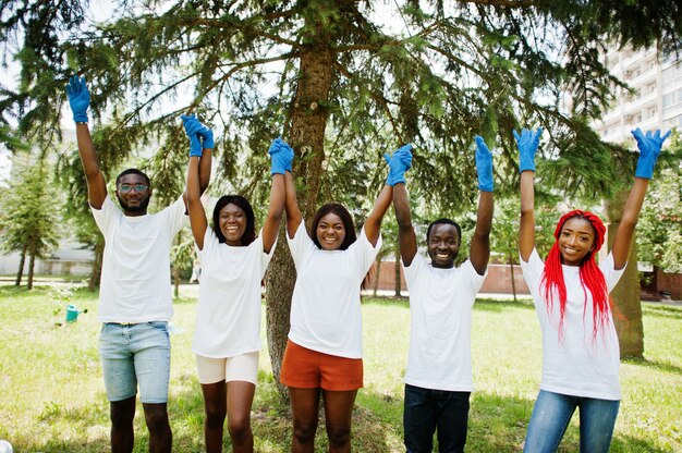 Grupo de voluntários africanos felizes