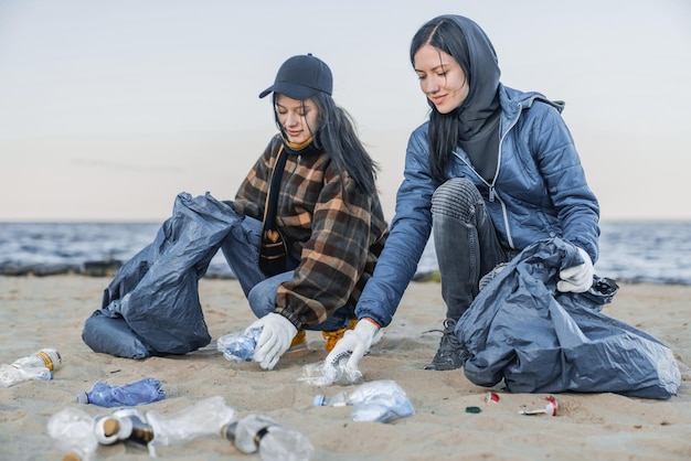 Grupo de voluntários limpando a linha de praia