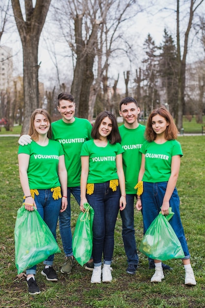 Grupo de voluntários na natureza