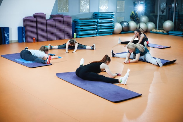 Grupo de deportistas entrenando en la sala de aeróbic