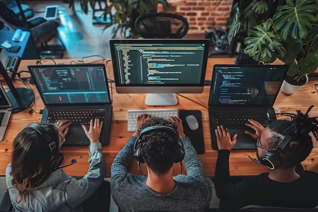 Foto un grupo de desarrolladores hombres y mujeres que trabajan juntos para programar un sitio web de comercio electrónico