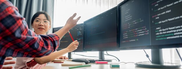 Un grupo de desarrolladores web profesionales discuten el crecimiento del análisis de datos