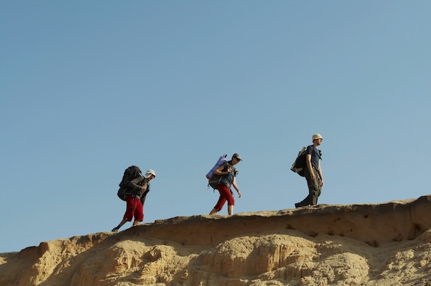 Grupo en desierto de arena