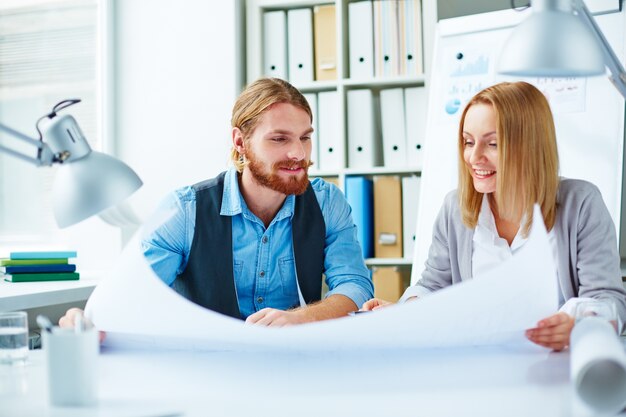 grupo designer de trabalho em equipe reunião de discussão