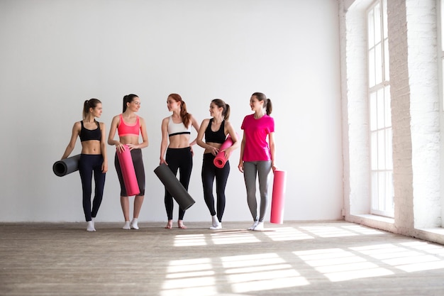 Grupo después de la clase de aeróbic Fitness ejercicio de yoga