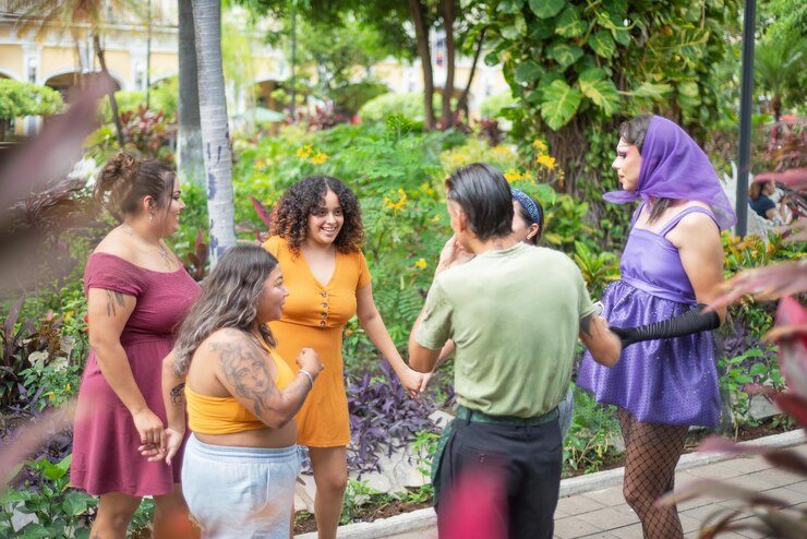 Foto grupo de diferentes personas divirtiéndose juntas
