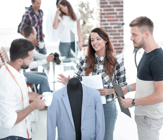 Grupo de diseñadores discuten traje de hombre