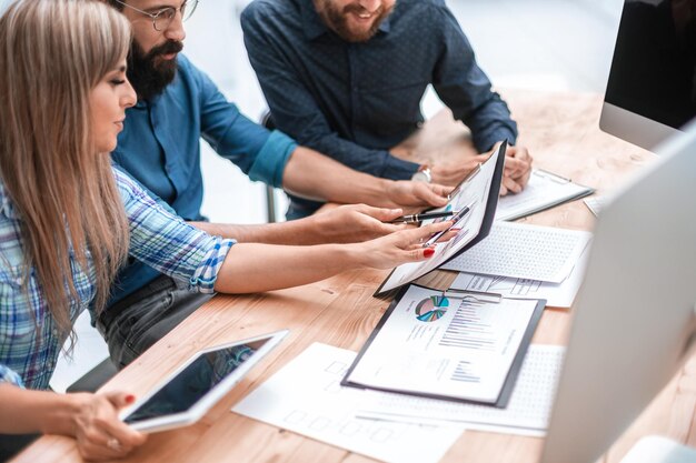 Grupo de diseñadores discutiendo bocetos para un nuevo proyecto