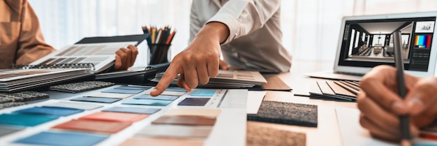 Grupo de diseñadores de interiores profesionales y arquitectos que trabajan juntos planificando y eligiendo muestras de colores en la oficina para el diseño o renovación de la casa Insight