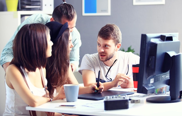 Grupo de diseñadores en la oficina