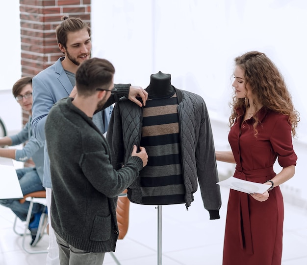 Foto grupo de diseñadores que trabajan en un stu moderno