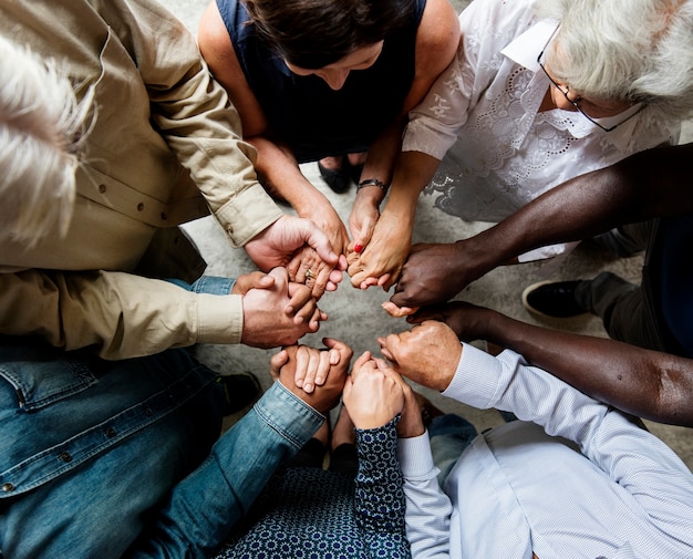 Grupo de diversas manos abrazándose