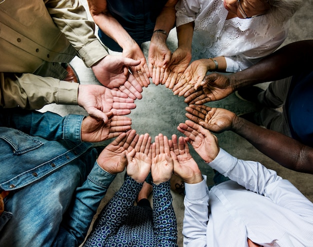 Grupo de diversas manos en un círculo