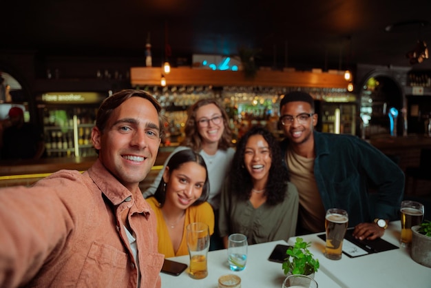 grupo diversificado de amigos saindo para jantar tomando selfie