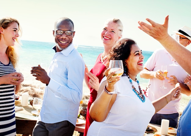 Grupo diversificado de amigos tiro de verão