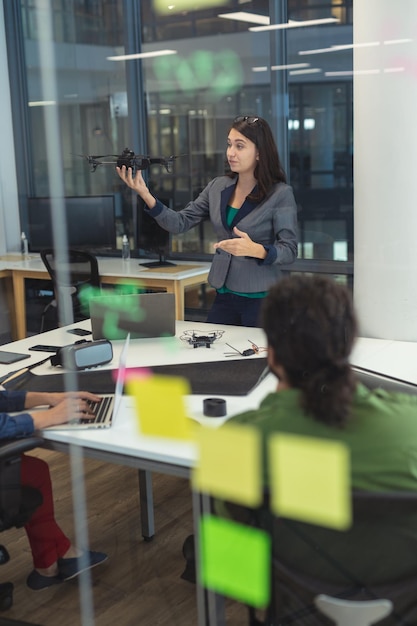 Foto grupo diversificado de colegas criativos conversando na reunião. escritório moderno de uma empresa de design criativo.