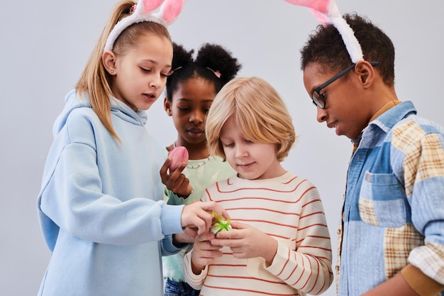 Grupo diversificado de crianças com ovos de Páscoa