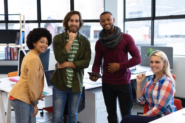 Grupo diversificado de empresários que trabalham em escritórios criativos. retrato de um grupo de pessoas olhando para a câmera e sorrindo. empresários e colegas de trabalho em um ocupado escritório criativo.