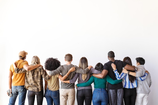Grupo diversificado de pessoas de pé abraçadas abraçando-se voltadas para longe Unidade e diversidade Etnias mistas homens e mulheres abraçando diversidade e união