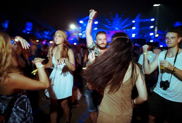 Foto grupo diversificado de pessoas desfrutando de uma viagem e festival