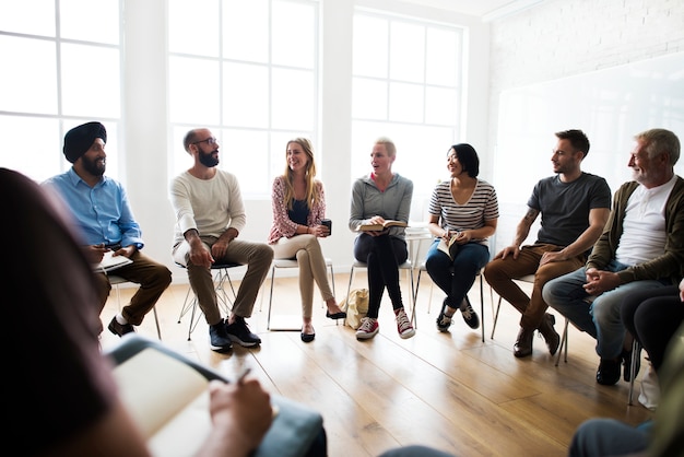 Grupo diversificado de pessoas em um seminário